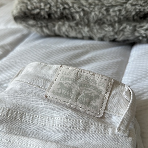 711 - Low Rise Levi’s Skinny Jeans - Picture 2 of 3